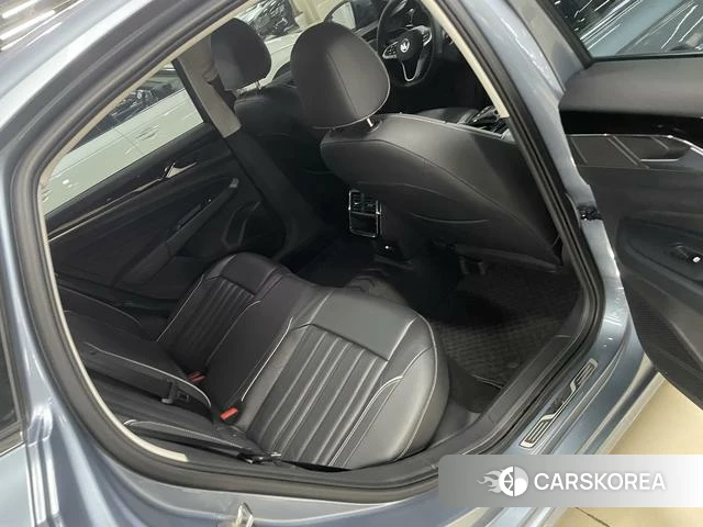 Volkswagen Passat 2022 Серебристо-серый из Китая, фото 3