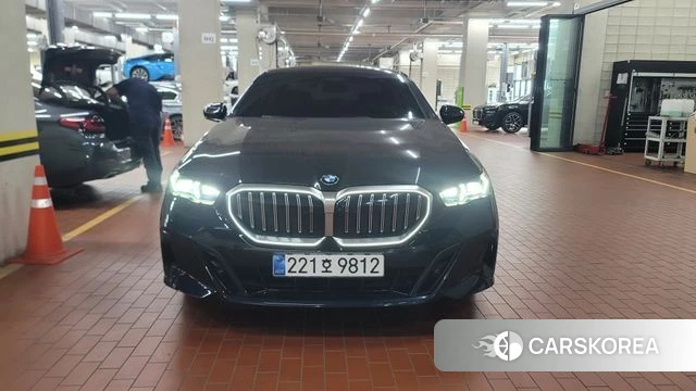 BMW 5 Series (G60) 2024 Черный из Кореи, фото 3