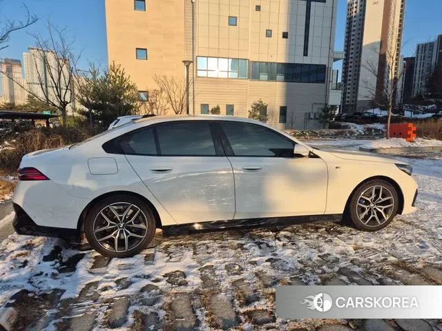 BMW 5 Series (G60) 2024 Белый из Кореи, фото 3