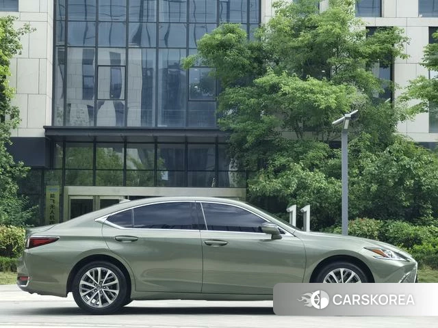 Lexus ES id 4374581 из Китая 8