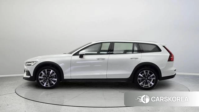 Volvo V60 Cross-Country 2nd Generation 2024 Белый из Кореи, фото 3