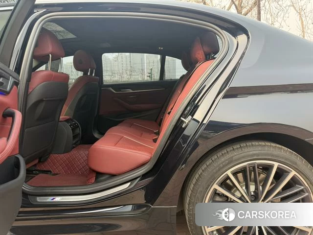 BMW 5 series 2022 Черный из Китая, фото 3