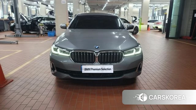 BMW 5 Series (G30) 2023 Серебристо-серый из Кореи, фото 6