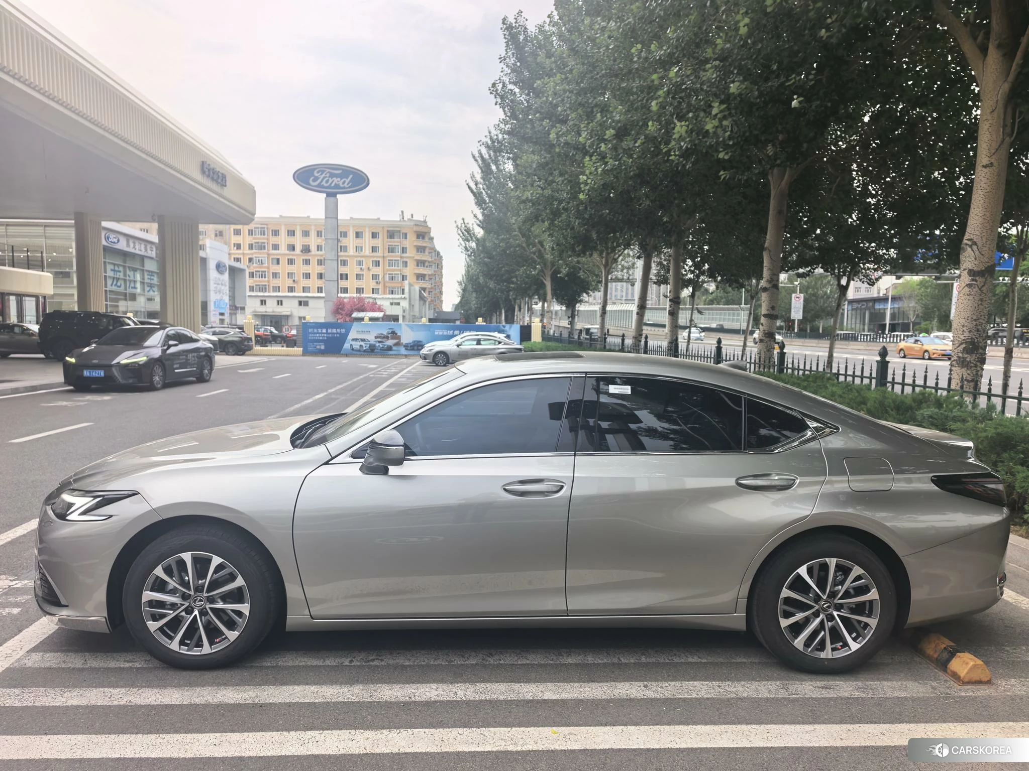 Lexus ES 2024 Серебристо-серый из Китая, фото 5