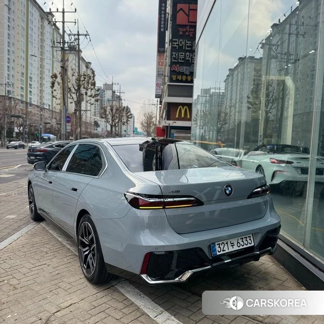 BMW 7 Series (G70) 2025 Светло-серебряный цвет из Кореи, фото 3