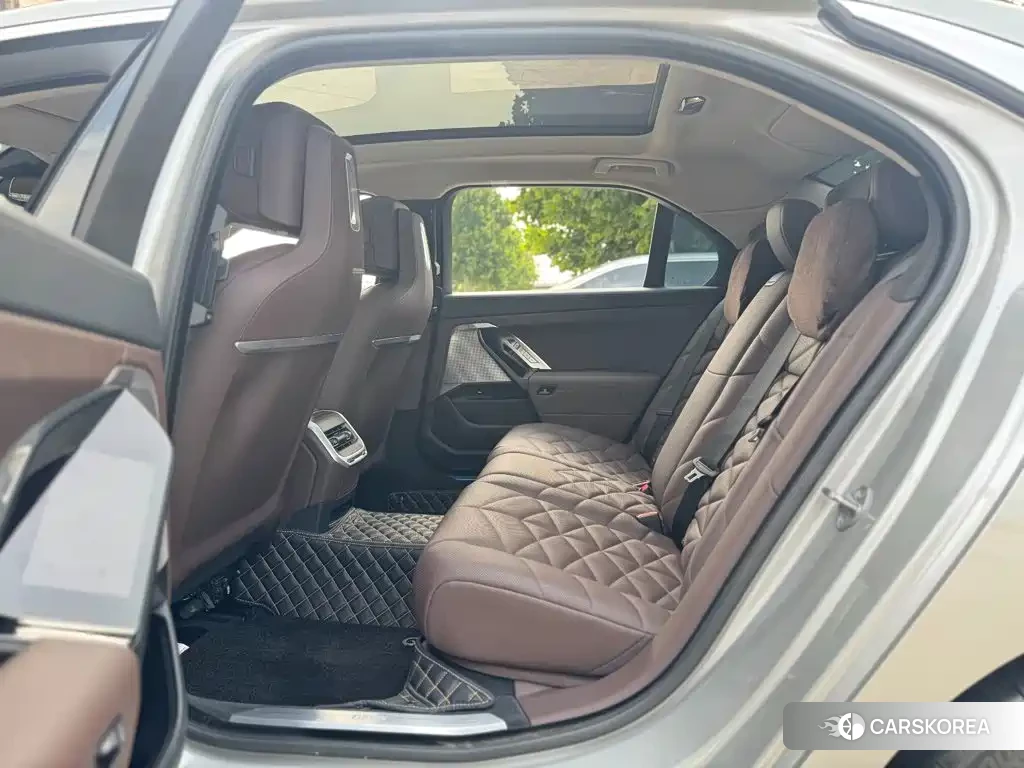 BMW i7 2023 Silver/gray из Китая, фото 3