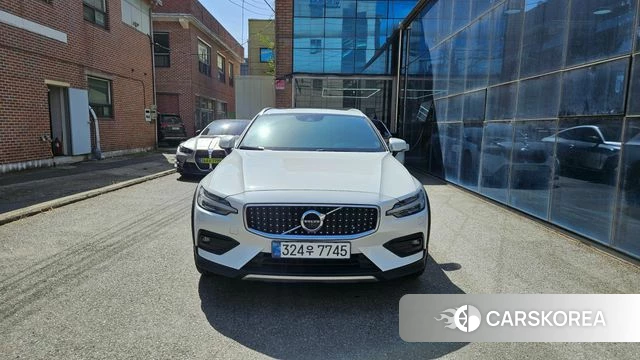 Volvo V60 Cross-Country 2nd Generation 2021 Белый из Кореи, фото 5