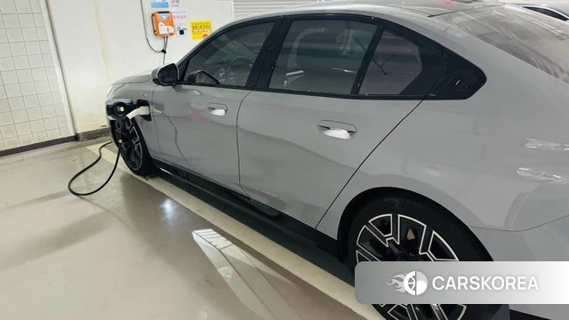 BMW 5 Series (G60) 2025 Коричневый из Кореи, фото 3