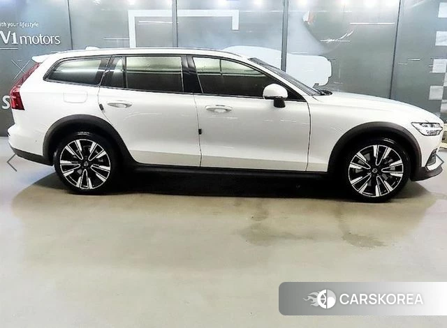 Volvo V60 Cross-Country 2nd Generation 2023 Белый из Кореи, фото 3