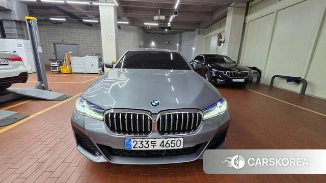 BMW 5 Series (G30) 2022 Серебристо-серый из Кореи, фото 3