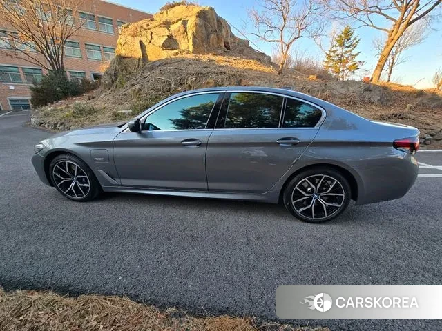 BMW 5 Series (G30) 2023 Светло-серебряный цвет из Кореи, фото 6