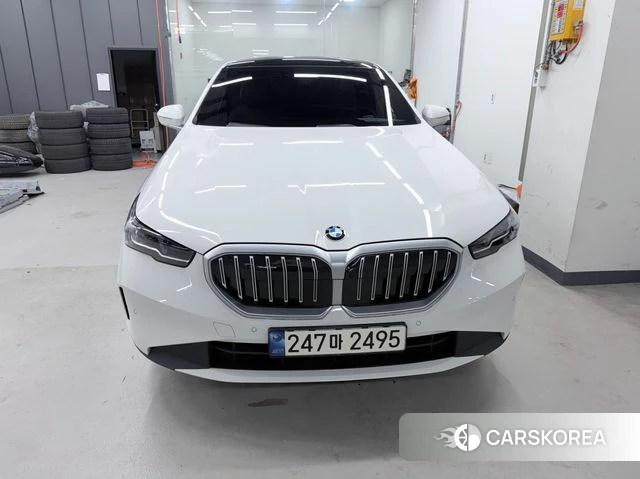 BMW 5 Series (G60) 2023 Белый из Кореи, фото 4