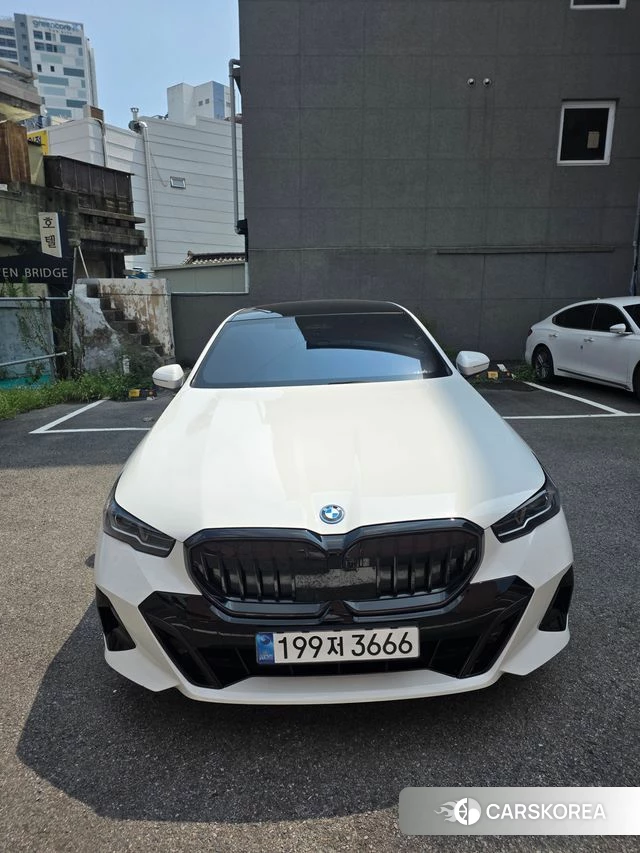 BMW 5 Series (G60) 2025 Белый из Кореи, фото 3