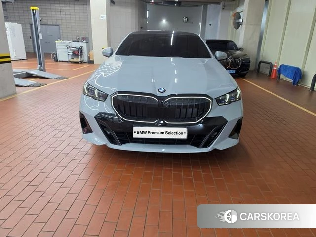 BMW 5 Series (G60) 2024 Цвет галактики из Кореи, фото 5