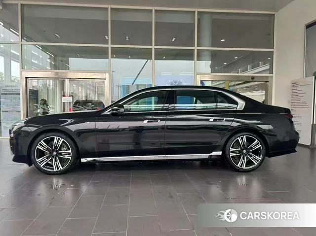 BMW 7 series 2024 Черный из Китая, фото 3