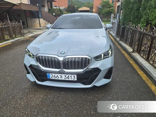 BMW 5 Series (G60) 2026 Светло-серебряный цвет из Кореи, фото 3