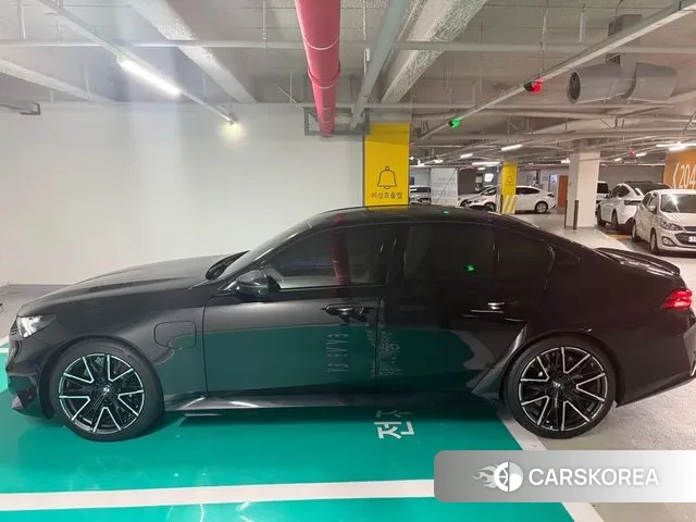 BMW M5 (G90) 2025 Черный из Кореи, фото 3