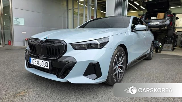 BMW 5 Series (G60) 2025 Цвет галактики из Кореи, фото 3