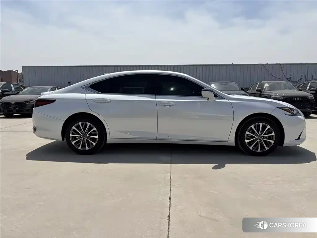 Lexus ES id 4669420 из Китая 13