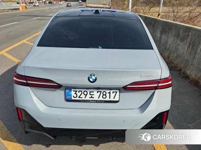 BMW 5 Series (G60) 2025 Серебристо-серый из Кореи, фото 3