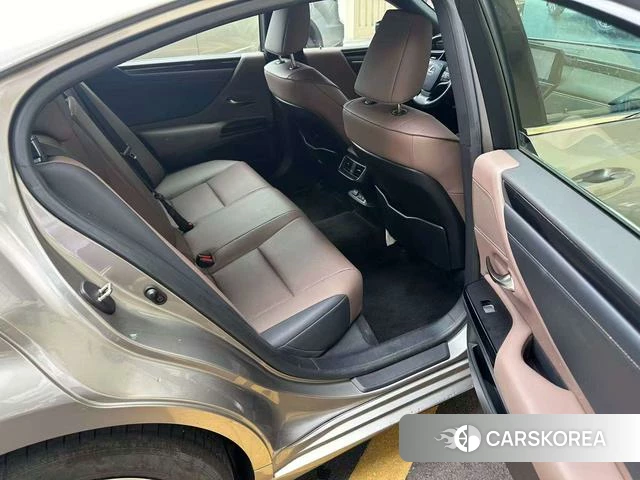 Lexus ES id 4393355 из Китая 19