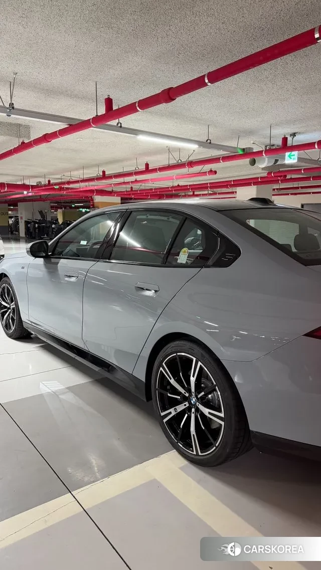 BMW 5 Series (G60) 2025 Серебристо-серый из Кореи, фото 3