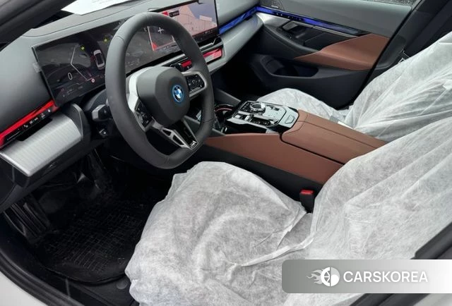 BMW 5 Series (G60) 2025 Белый из Кореи, фото 3