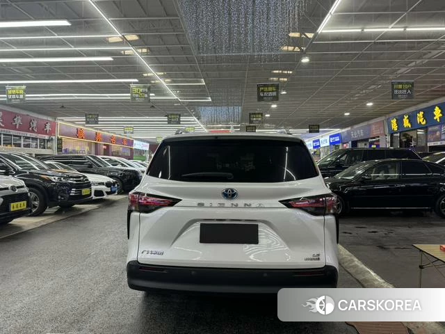 Toyota Saina 2023 Белый из Китая, фото 3