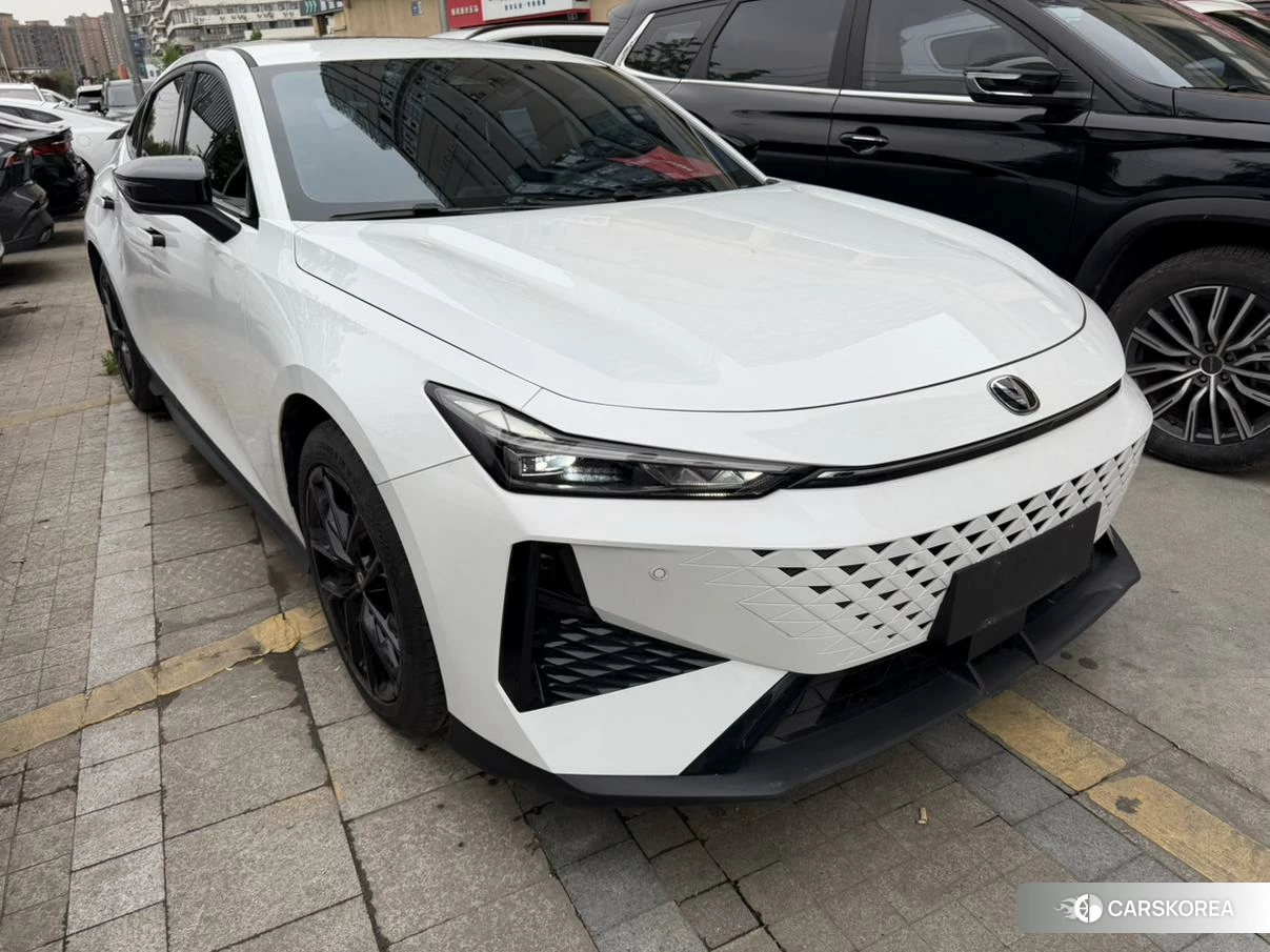 Chang'an UNI-V 2024 Белый из Китая, фото 3