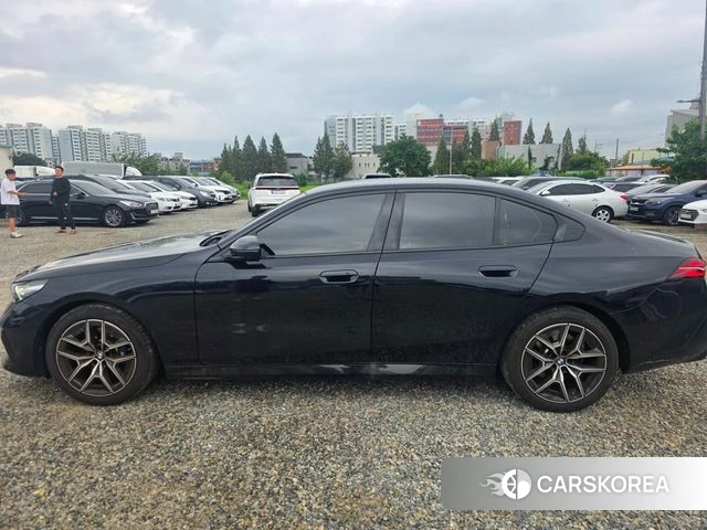 BMW 5 Series (G60) 2025 Черный из Кореи, фото 3