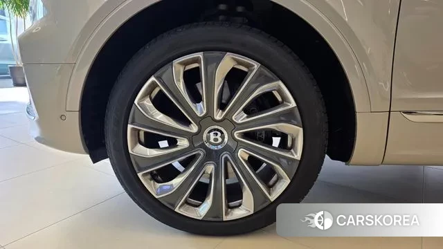 Bentley Bentayga 2025 Светло-серебряный цвет из Кореи, фото 4