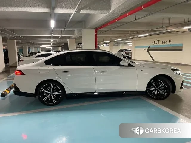 BMW 5 Series (G60) 2024 Белый из Кореи, фото 5