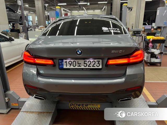 BMW 5 Series (G30) 2023 Серебристо-серый из Кореи, фото 3