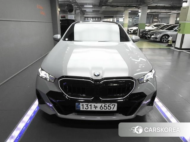 BMW 5 Series (G60) 2025 Небесно-голубой из Кореи, фото 3