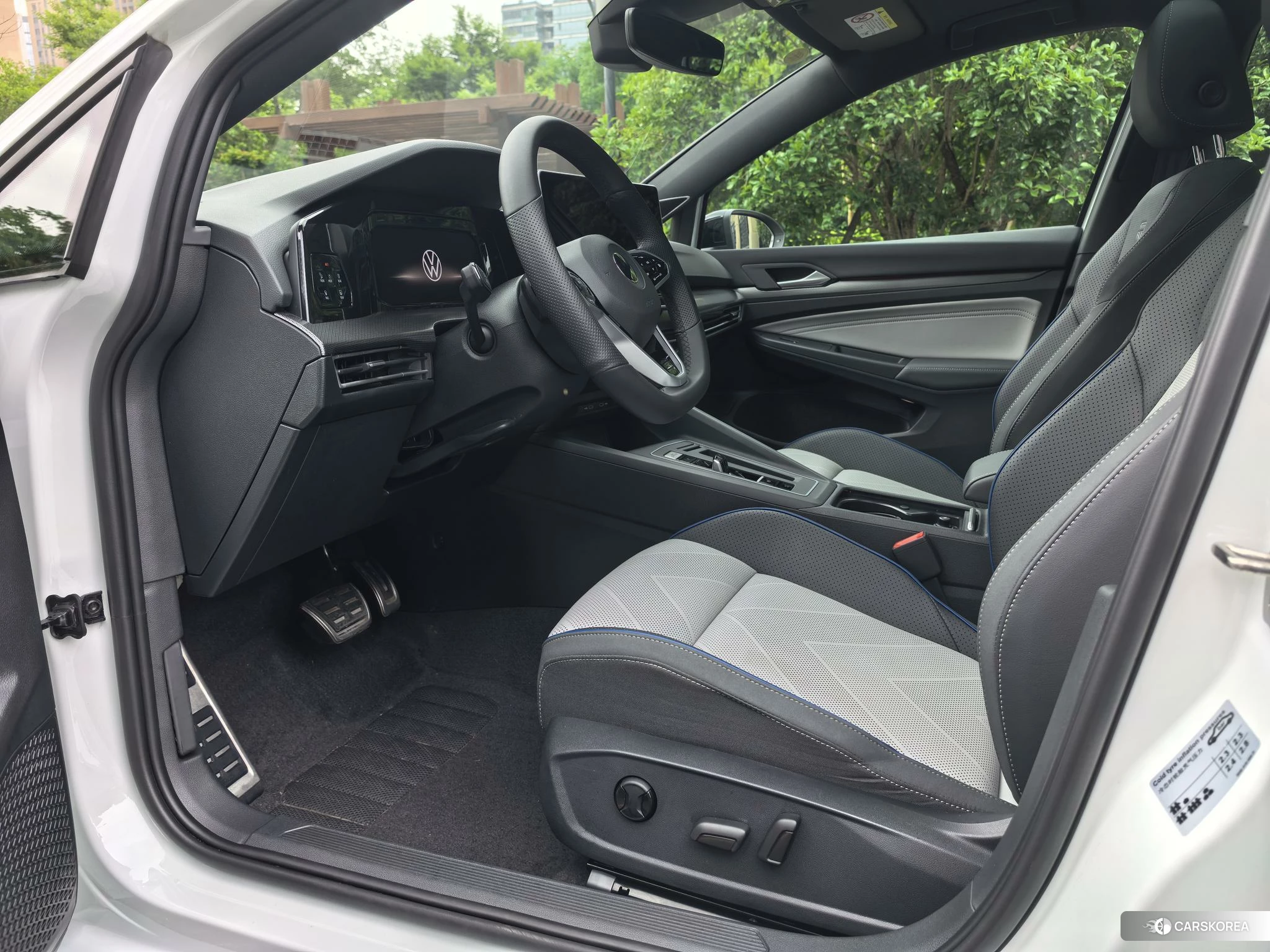 Volkswagen Golf 2024 Белый из Китая, фото 3