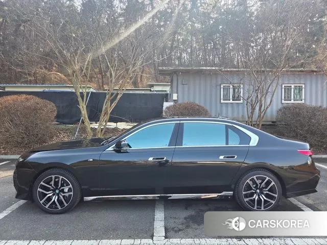 BMW 7 Series (G70) 2024 Черный из Кореи, фото 3
