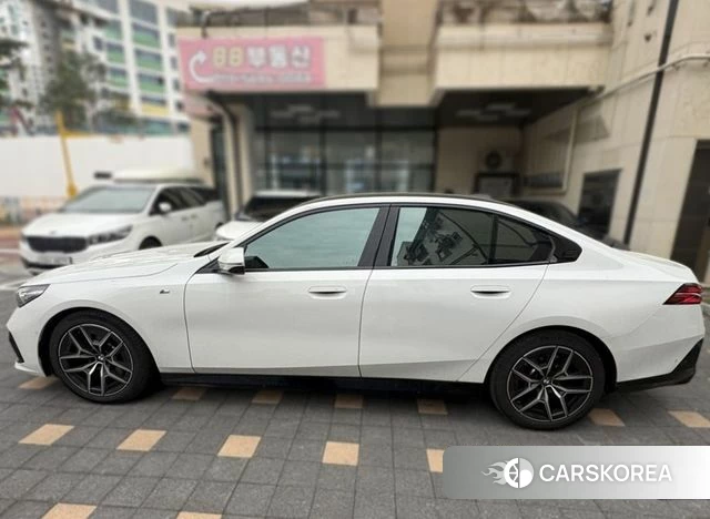 BMW 5 Series (G60) 2024 Белый из Кореи, фото 3
