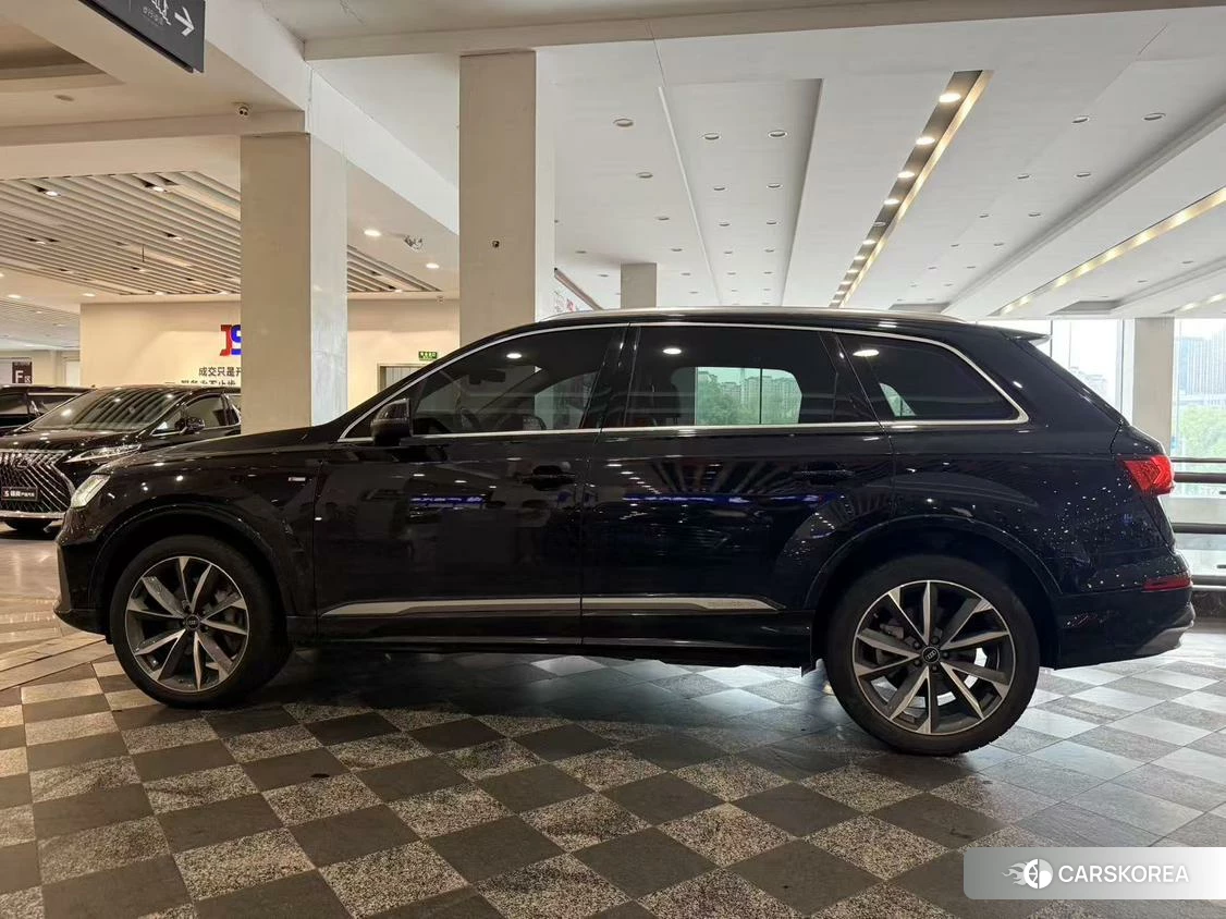 Audi Q7 2020 Черный из Китая, фото 3