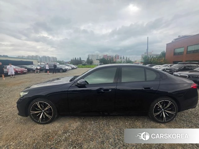 BMW 5 Series (G60) 2025 Черный из Кореи, фото 3