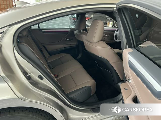 Lexus ES 2025 Серебристо-серый из Китая, фото 3