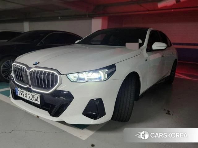 BMW 5 Series (G60) 2024 Белый из Кореи, фото 3