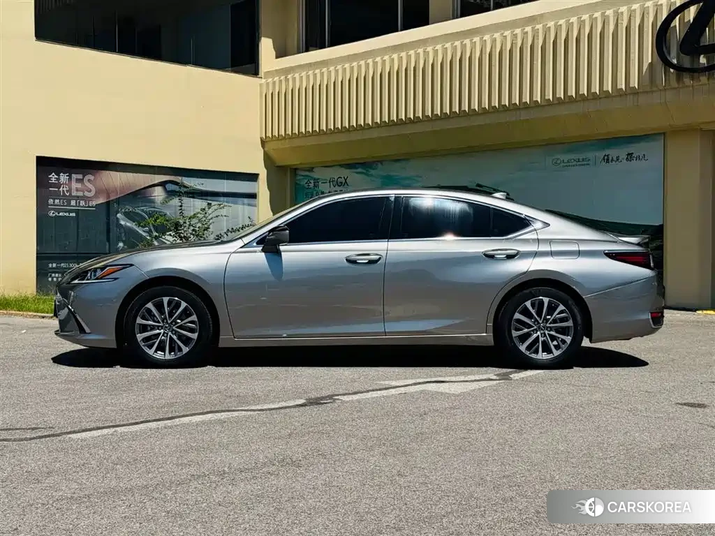Lexus ES 2024 Silver/gray из Китая, фото 4