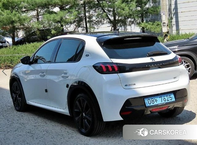 Peugeot e-208 second Generation 2023 Белый из Кореи, фото 3