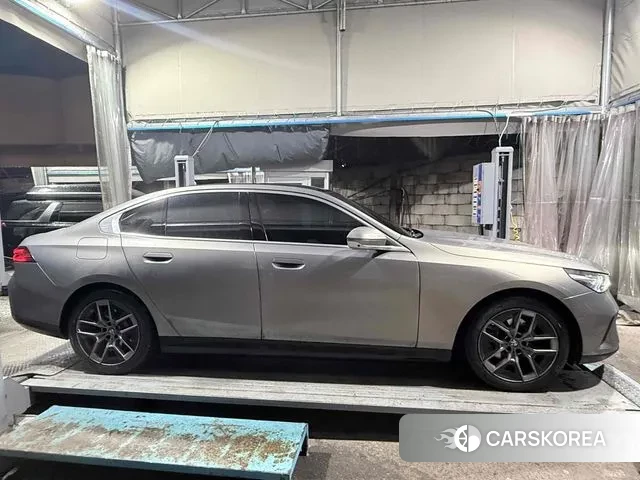 BMW 5 Series (G60) 2025 Песочный из Кореи, фото 3