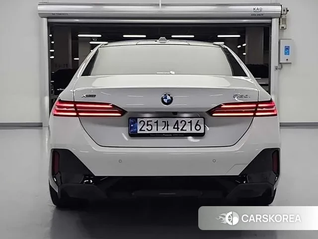BMW 5 Series (G60) 2024 Белый из Кореи, фото 5