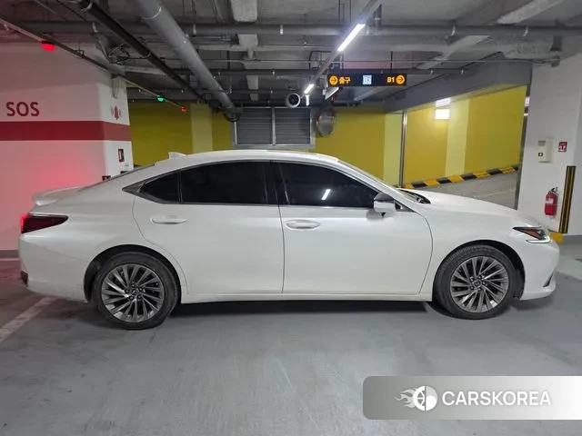 Lexus ES300h 7th generation 2024 Белый из Кореи, фото 3