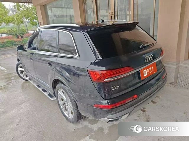 Audi Q7 2021 Черный из Китая, фото 3