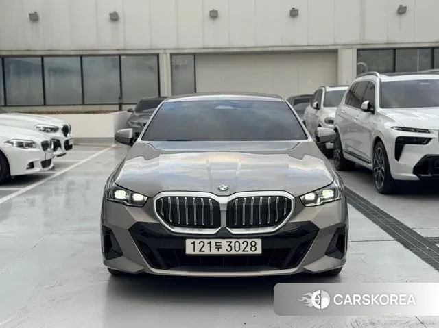 BMW 5 Series (G60) 2025 Цвет тростника из Кореи, фото 5