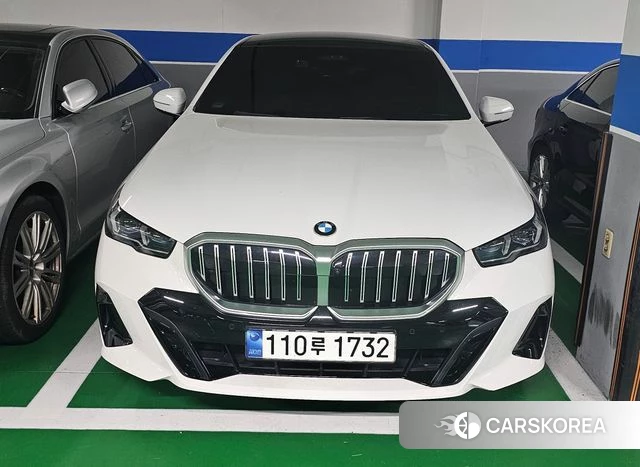 BMW 5 Series (G60) 2024 Белый из Кореи, фото 3