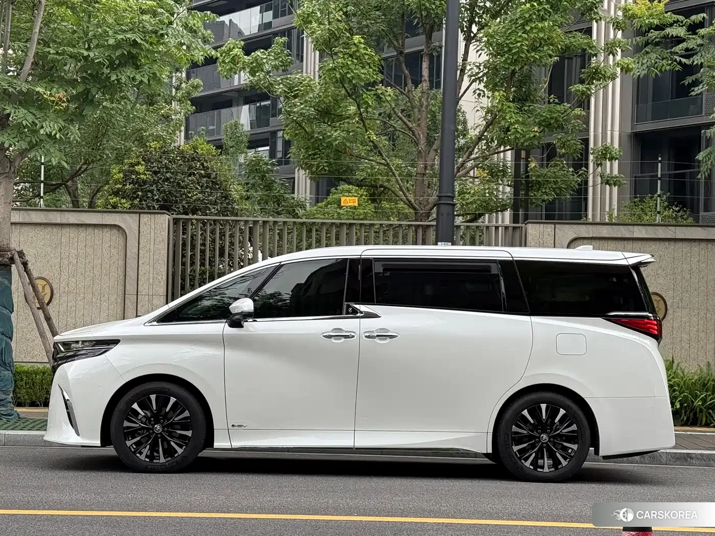 Toyota Elfa 2023 Белый из Китая, фото 3